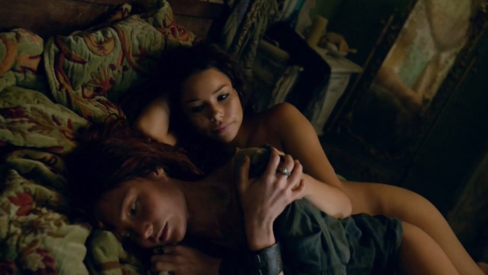 Jessica Parker Kennedy in black sails