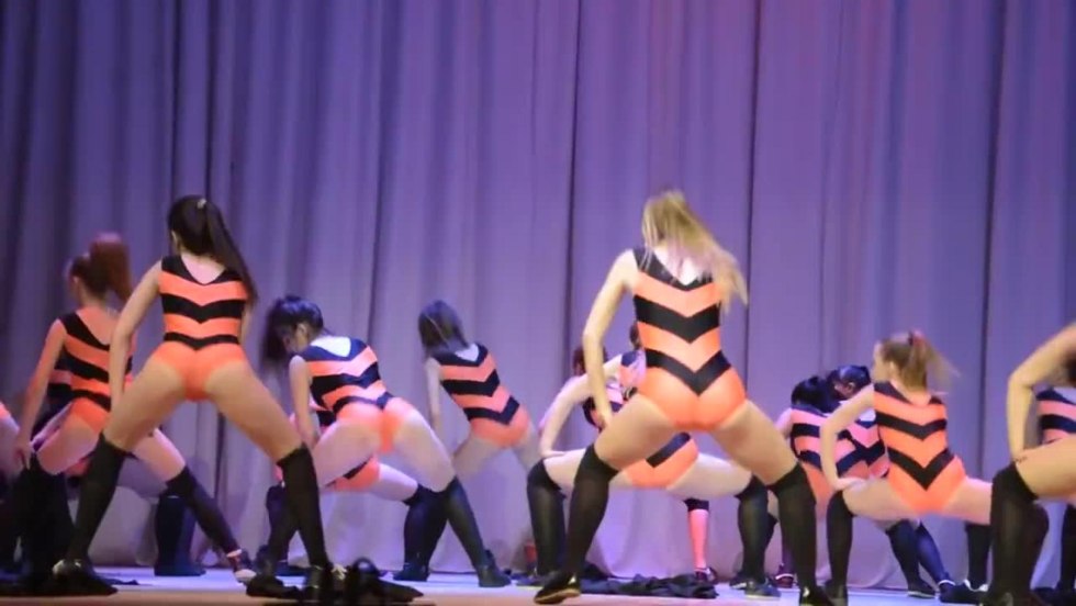 Dance of Winnie Pooh and bees