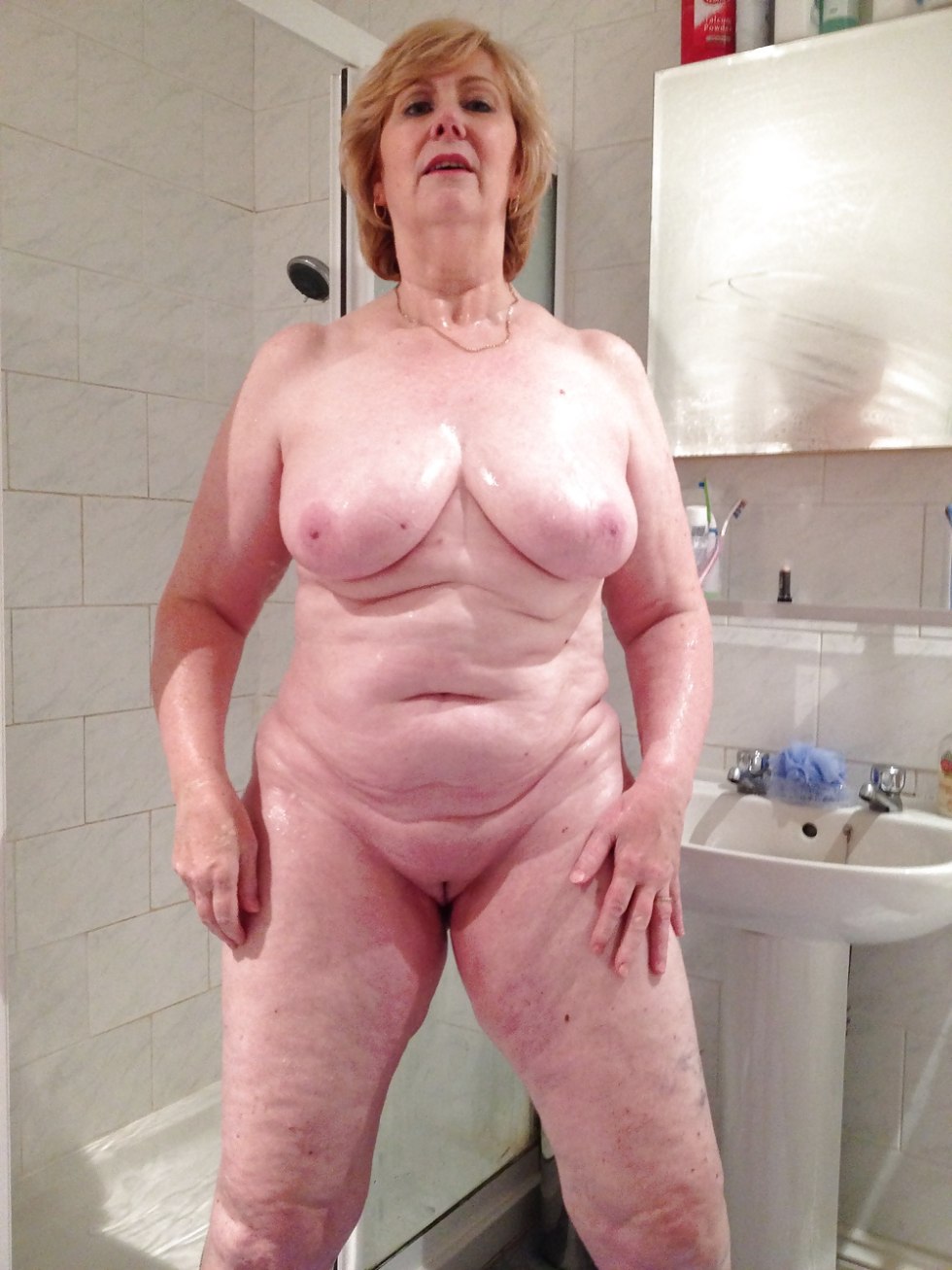 Fat Grennie Matur in the shower