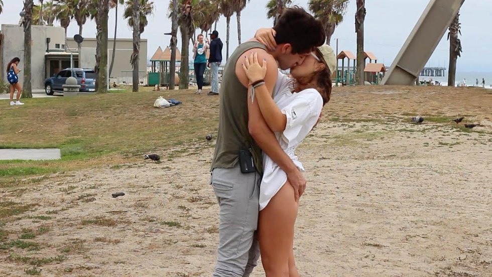 Pagging girls on the beach