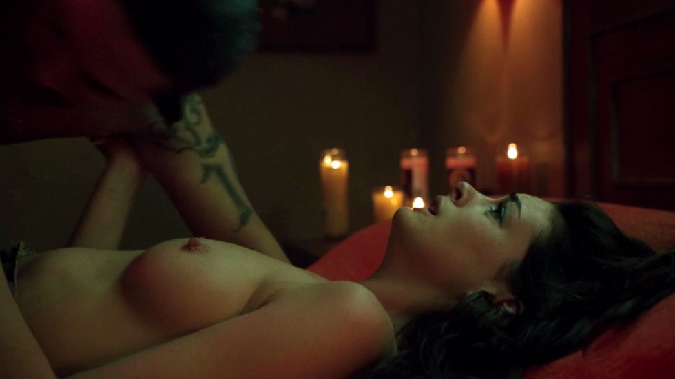 Anne Hathaway Bed Saro