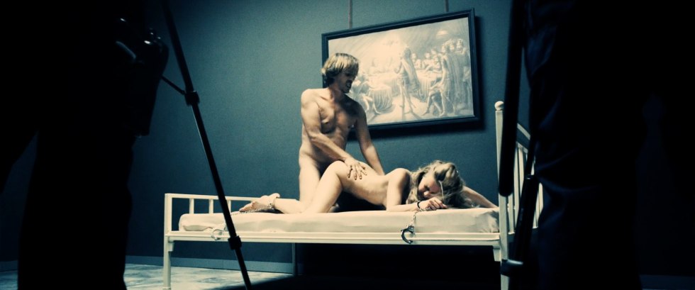 Naked blondes Pissing