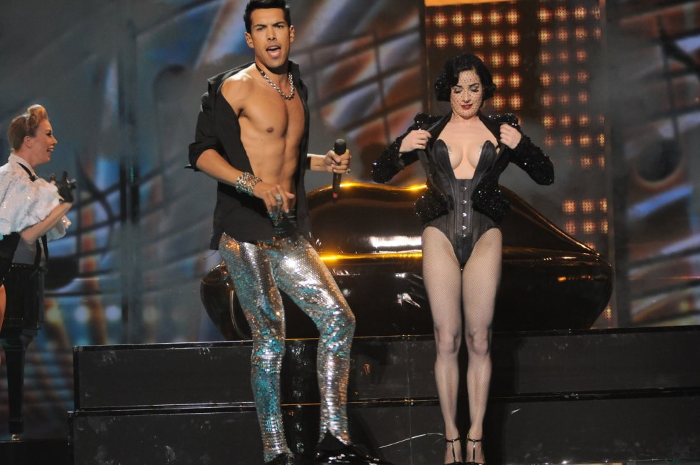 Naked in music clips