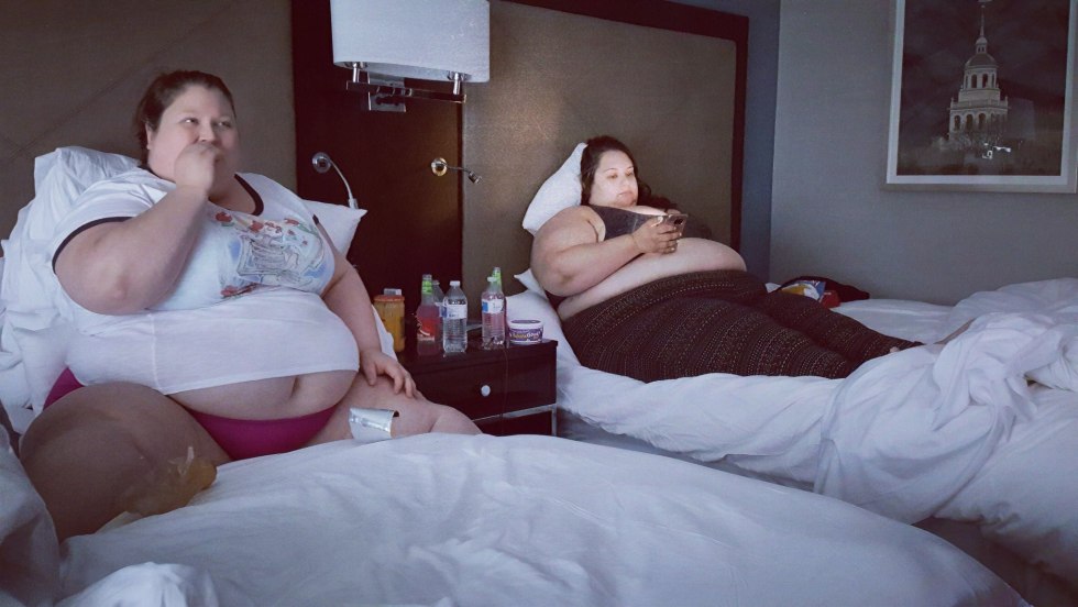 Fat girls on the bed
