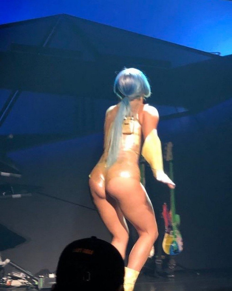 Musical topless without panties