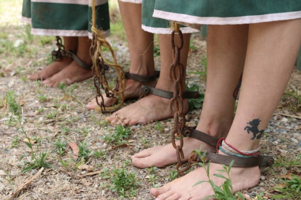 The pregnant woman showed herself a private