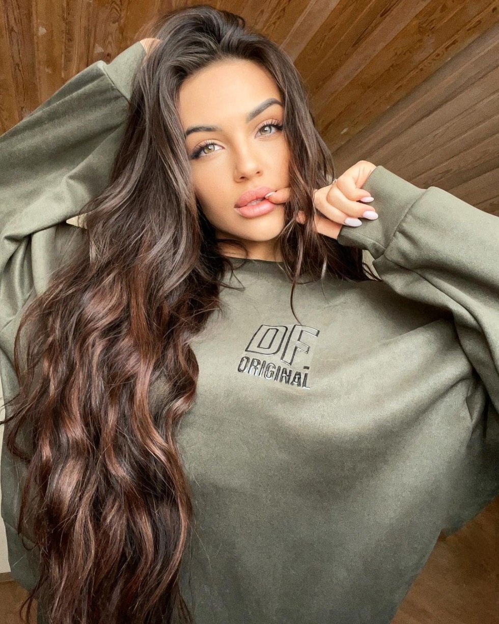 Autumn photo shoot in a yellow dress in a park