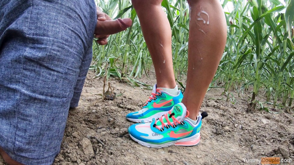 Girl in white sneakers Shoejob Cumshot