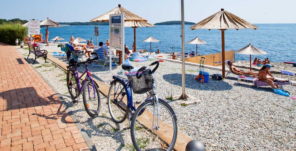 Mom's bathing with the baby in the bathroom