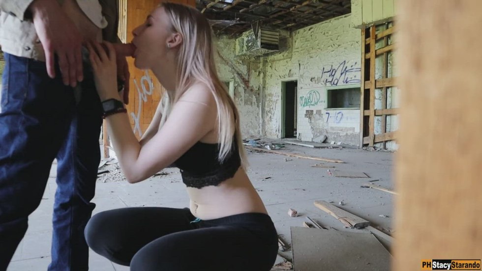 The girl sucked on the street