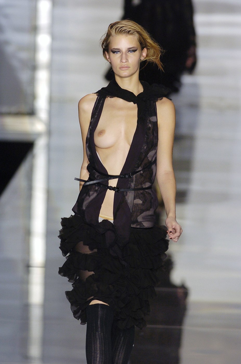 Fully naked fashion model