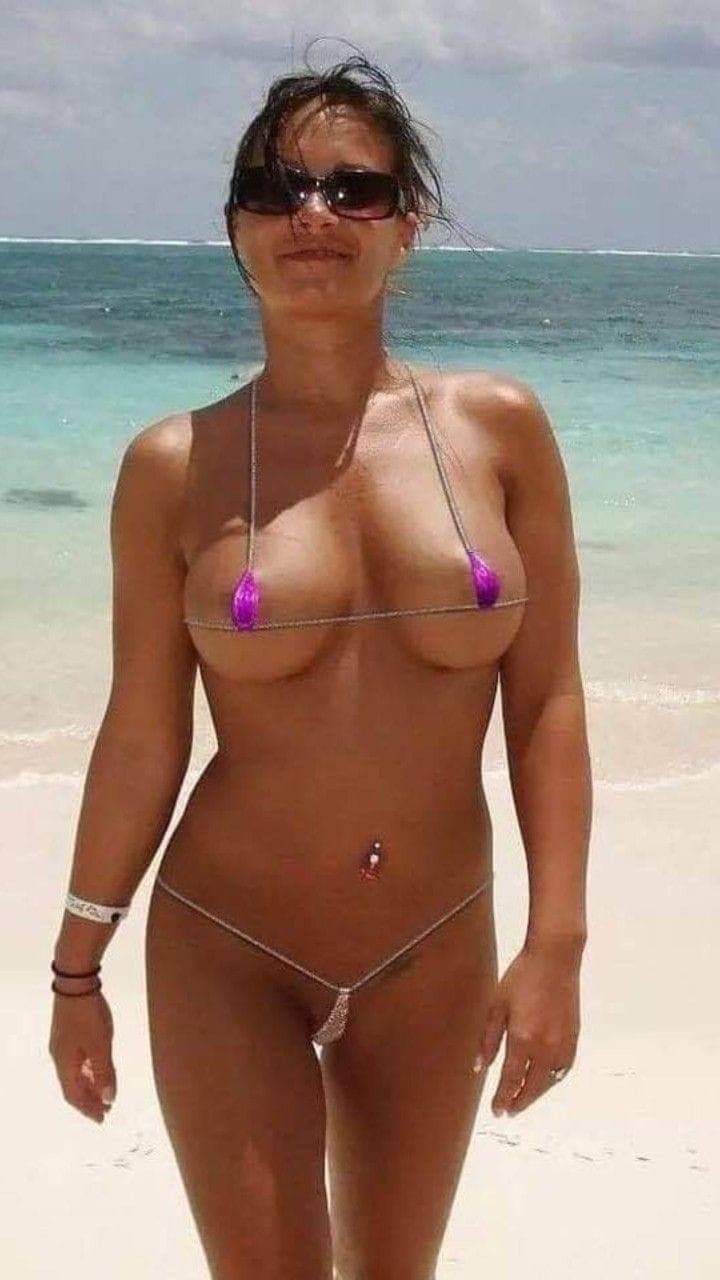 Alicia Dimarko in micro bikini XXX