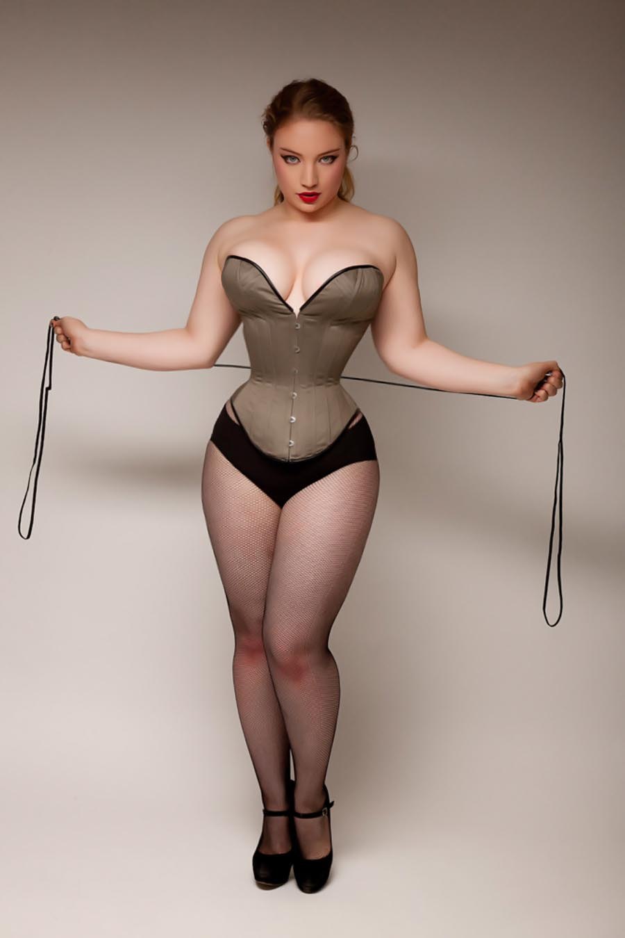 Sofia Adams plus saz hot