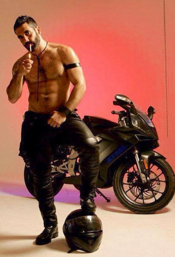 MotorcyClists Fuckked a Cyclist in a Retro Group (97 photos)