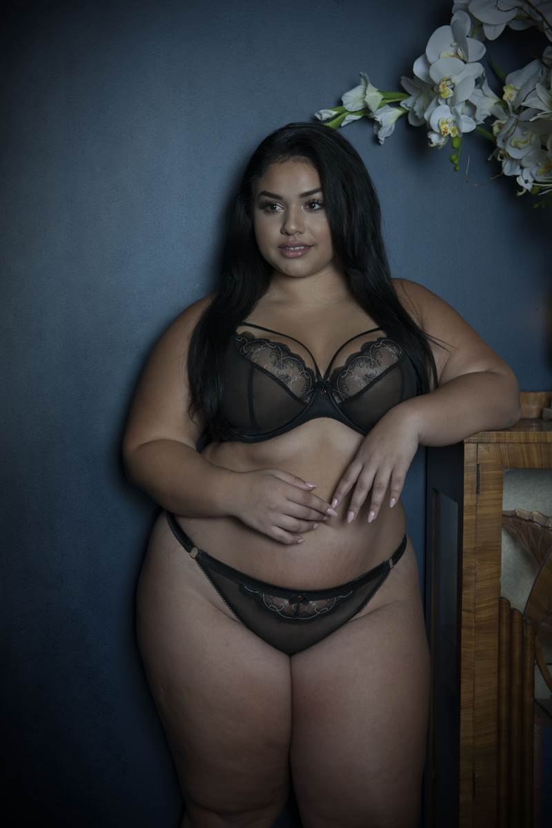 Latration Thomas in Lingerie