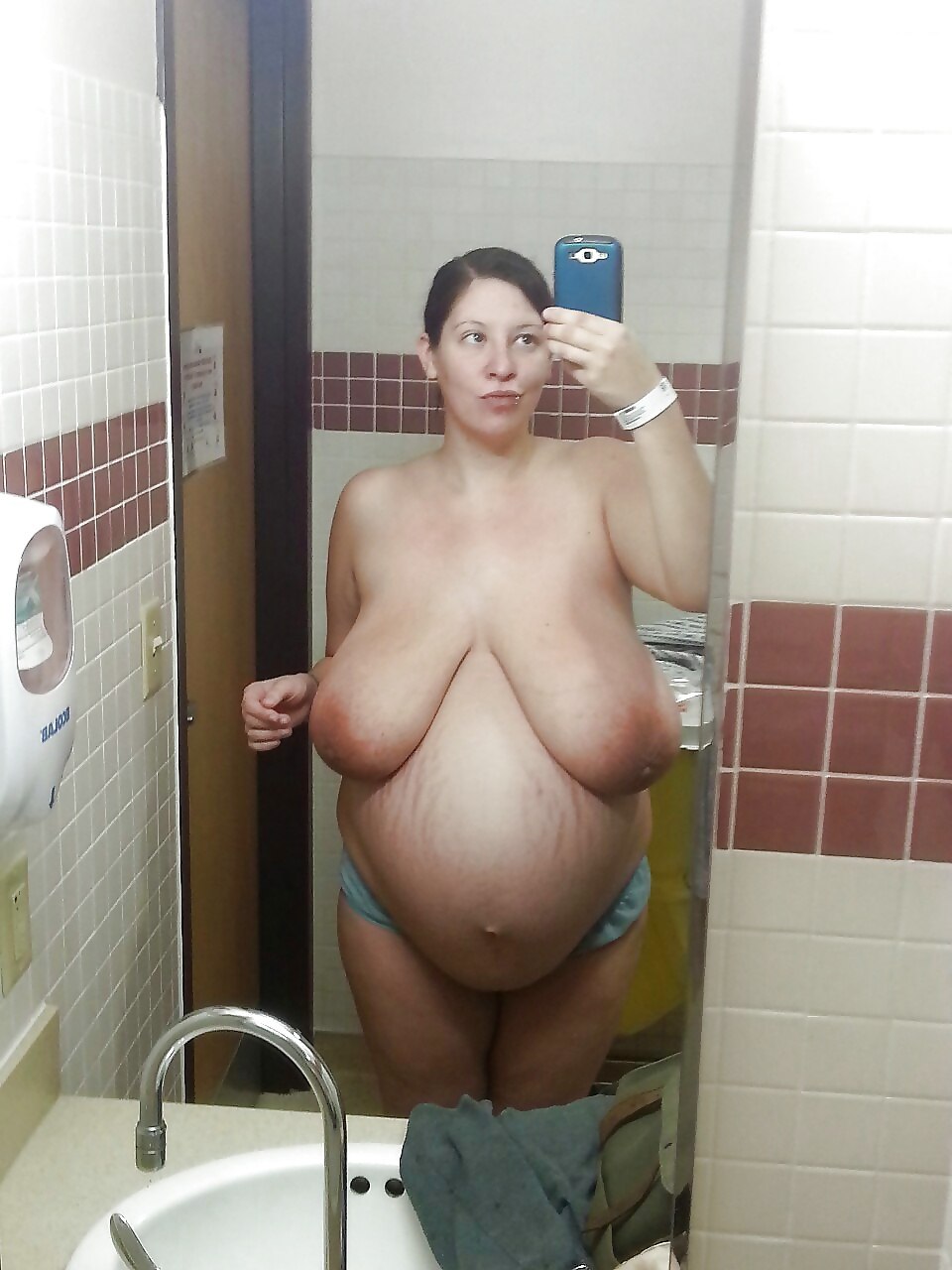 A Pregnant Woman Stripped Naked and Took Selfies (84 photos)