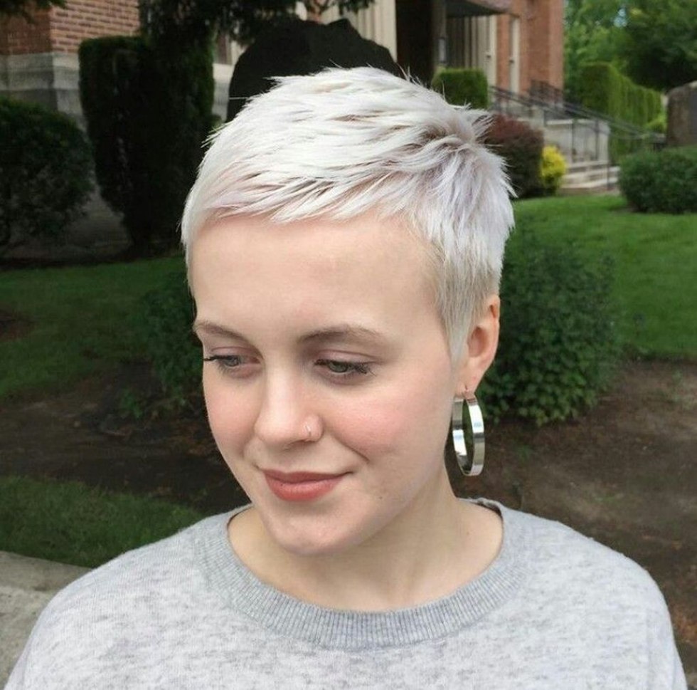 Red -shaped mature with a short haircut