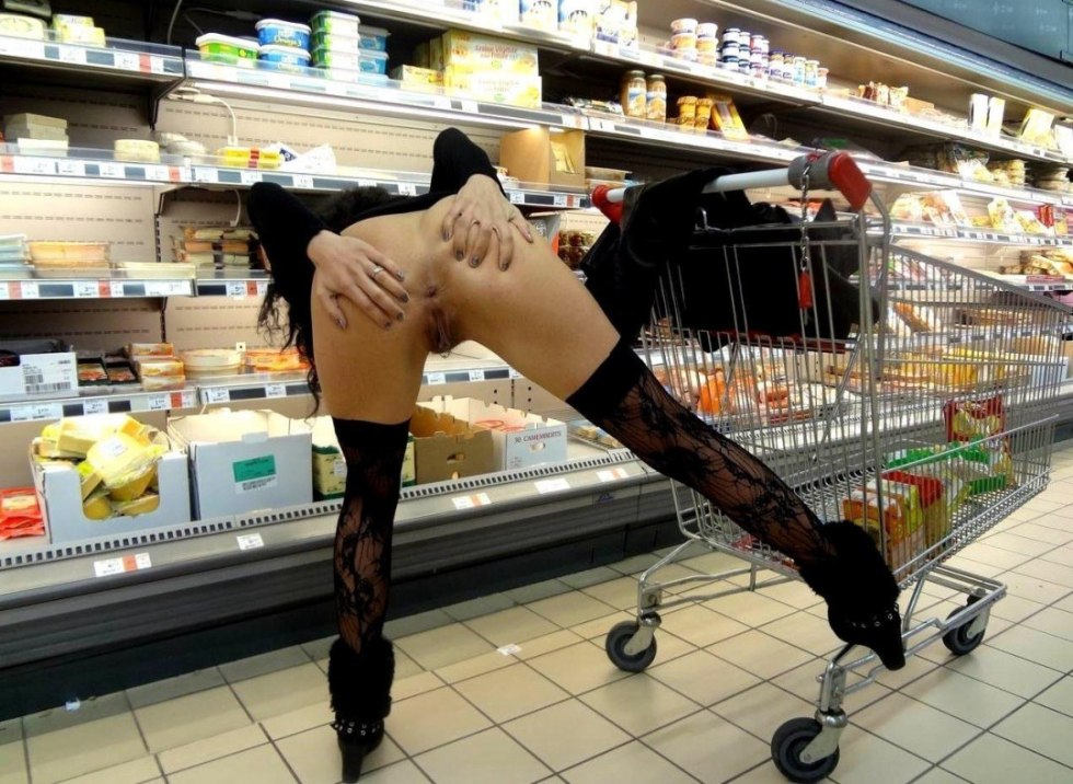 Without panties in a supermarket