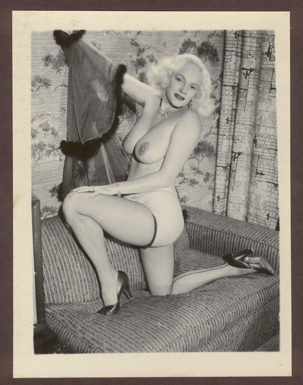 Betty Brosmer striptease