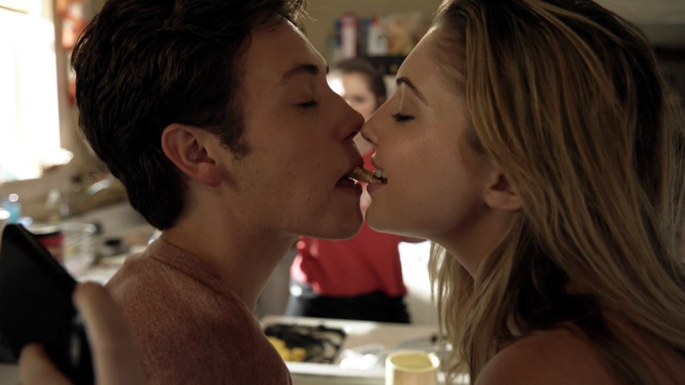 Ian Gallager and Mickey Milkovich kiss