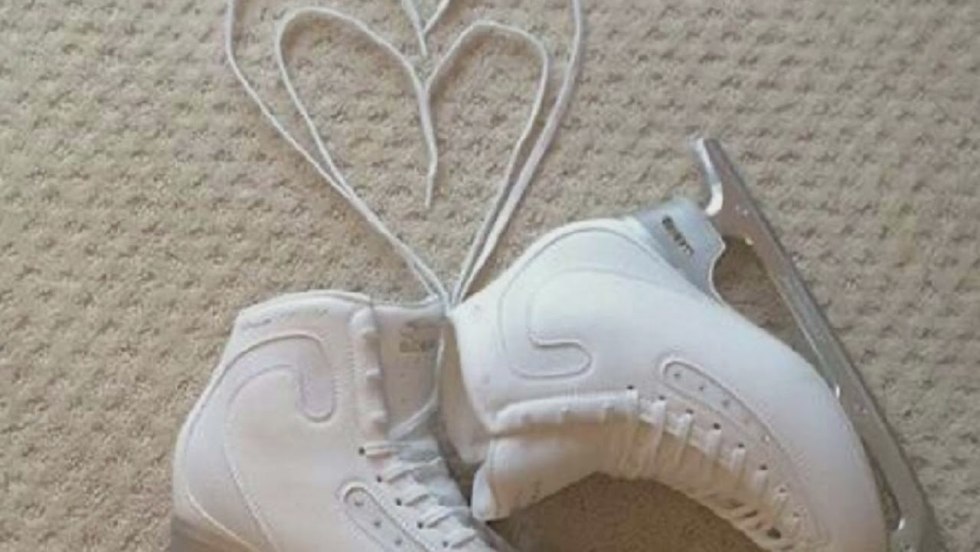 Figure skates in the hands