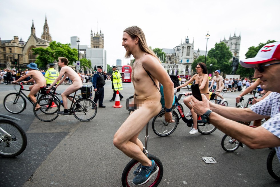 Naked bicycle racing