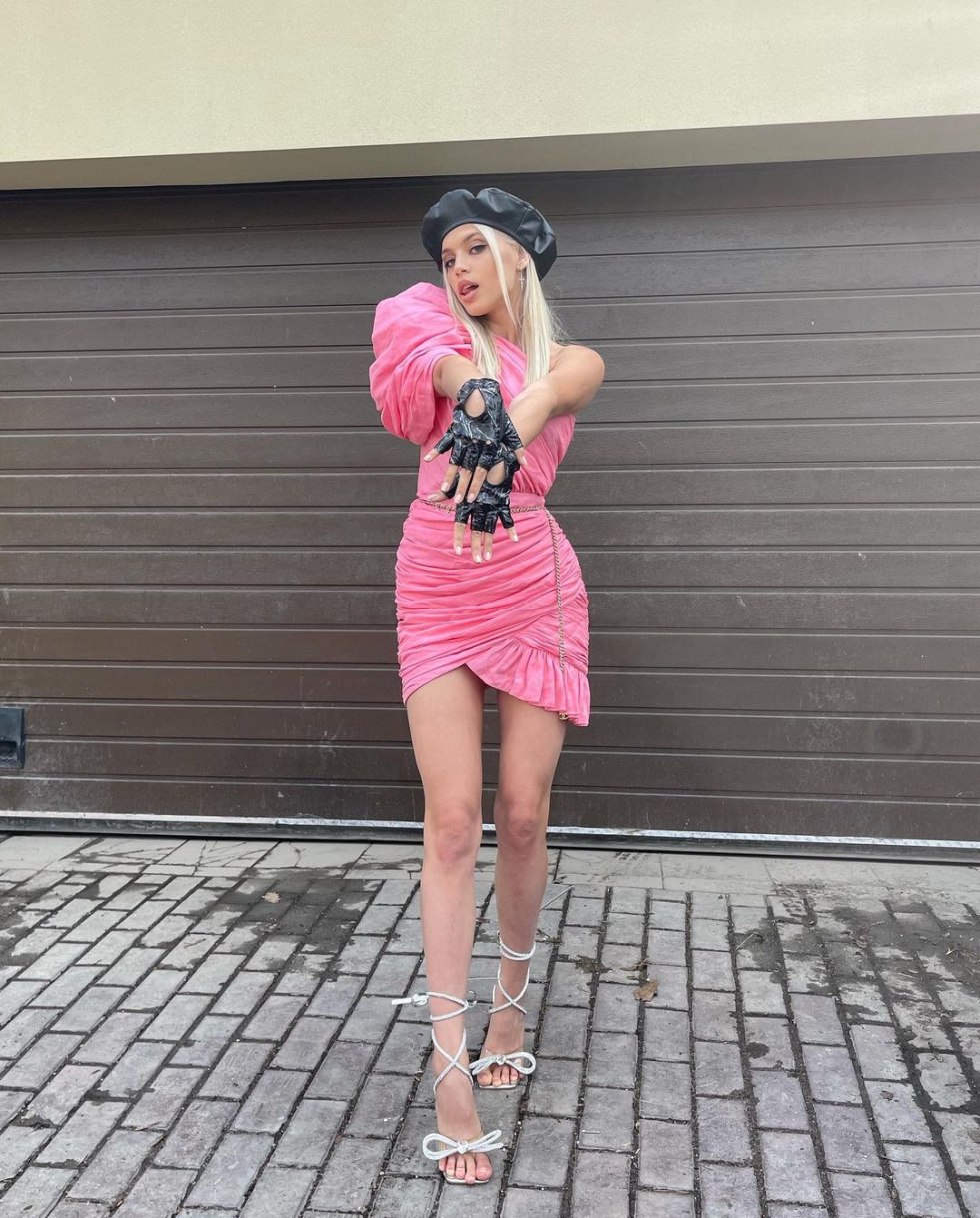 Julia Pushman figure