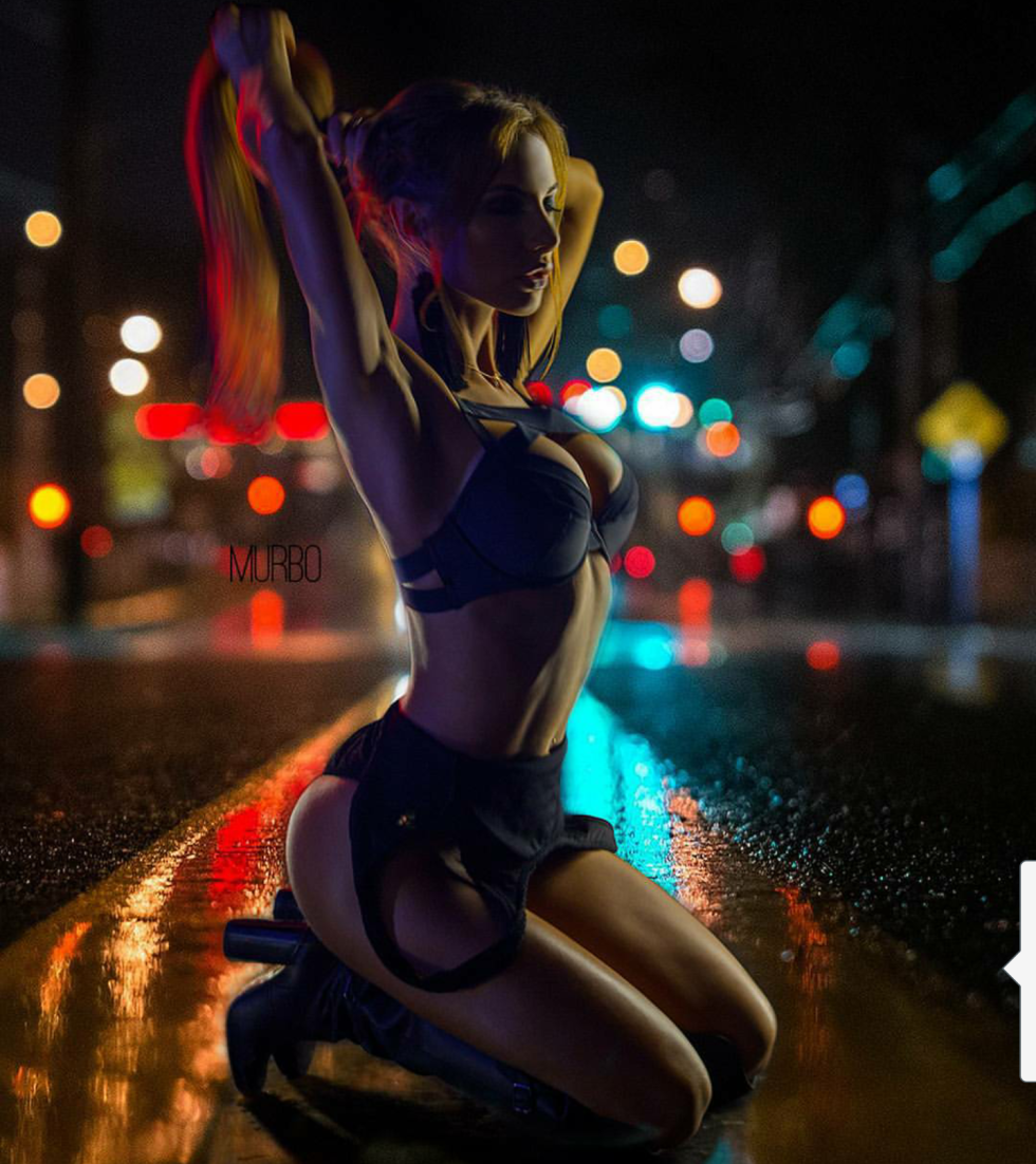 Naked red -haired beauty in the kitchen