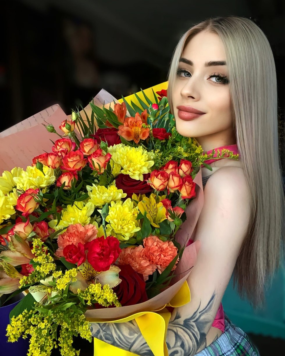 Negro with a hand in pants