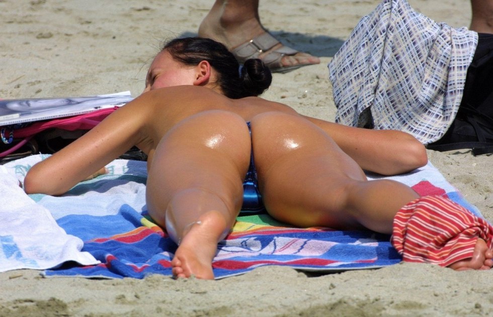 Voyeur Beach Butthole legs together