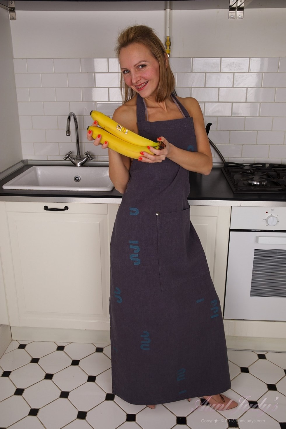 Cum in a girlfriend in the kitchen