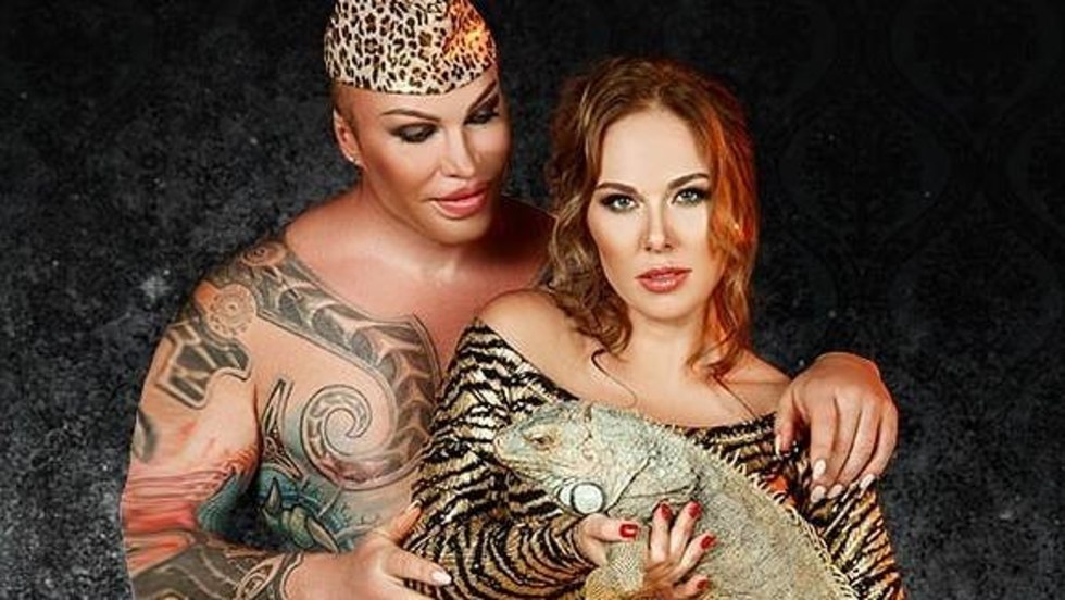 Gorgeous girls fucking stand