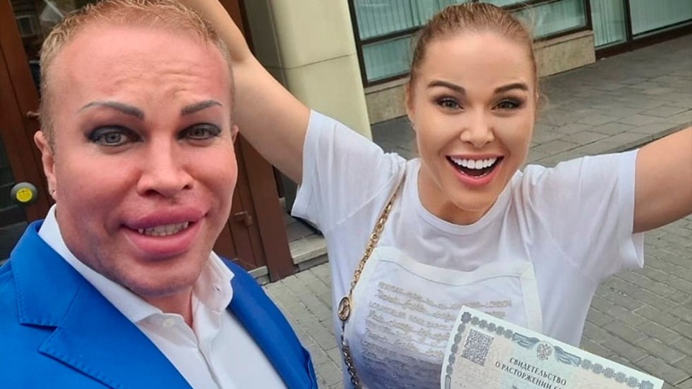 Transsexual Addiction (18+): entries of the VK community