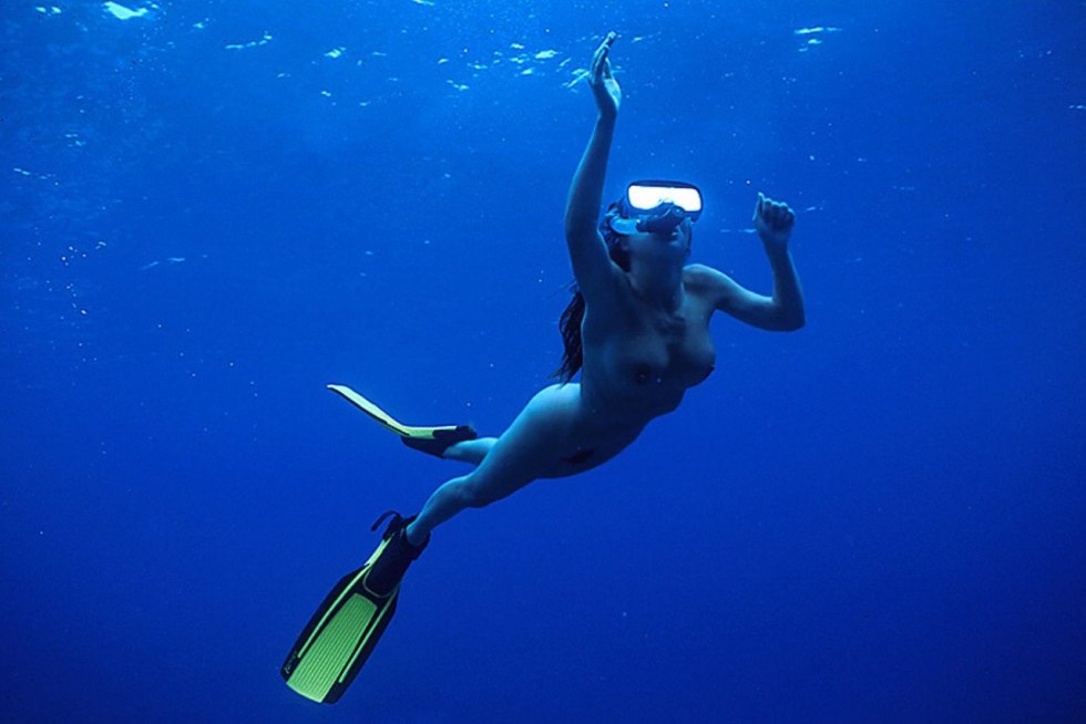 Girls Topless Diving