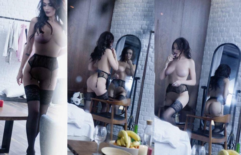 Girl shows a pussy homemade