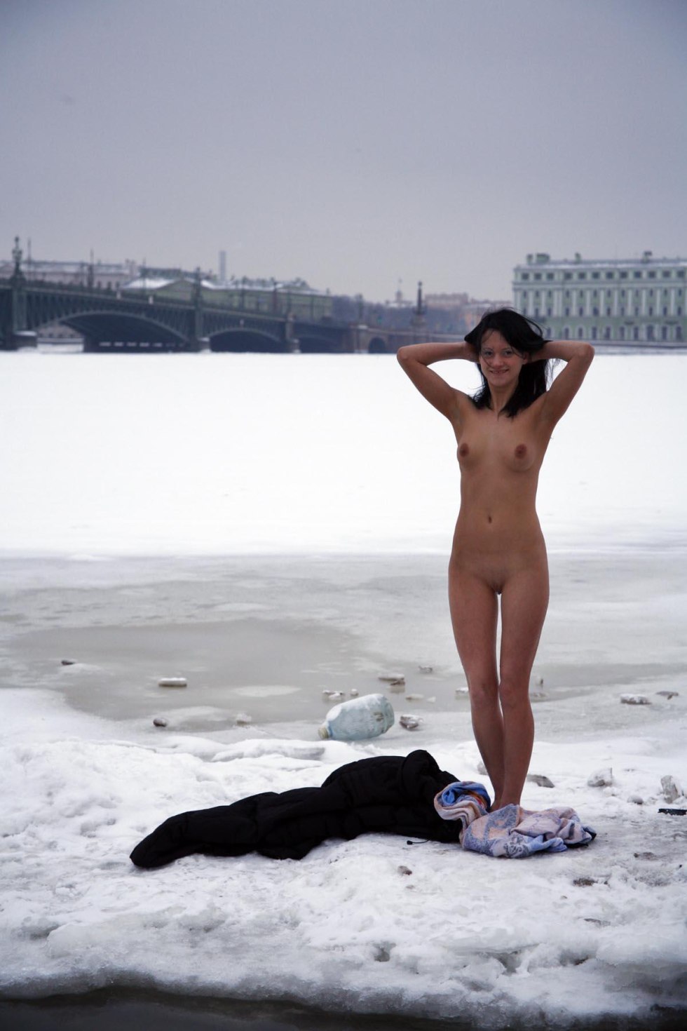 Naked girls bathed in the snow