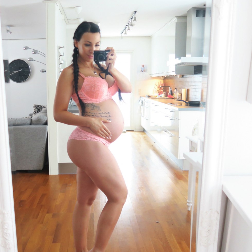 Naked pregnant women give birth