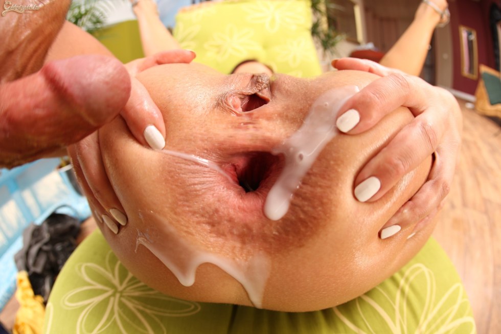 Cum in a huge anus