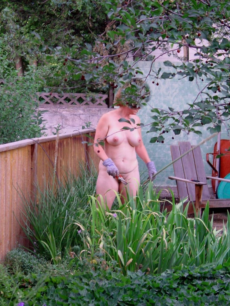 Women peeping in the country