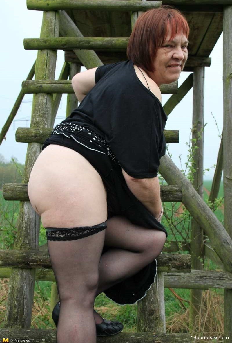 District grandmother without panties