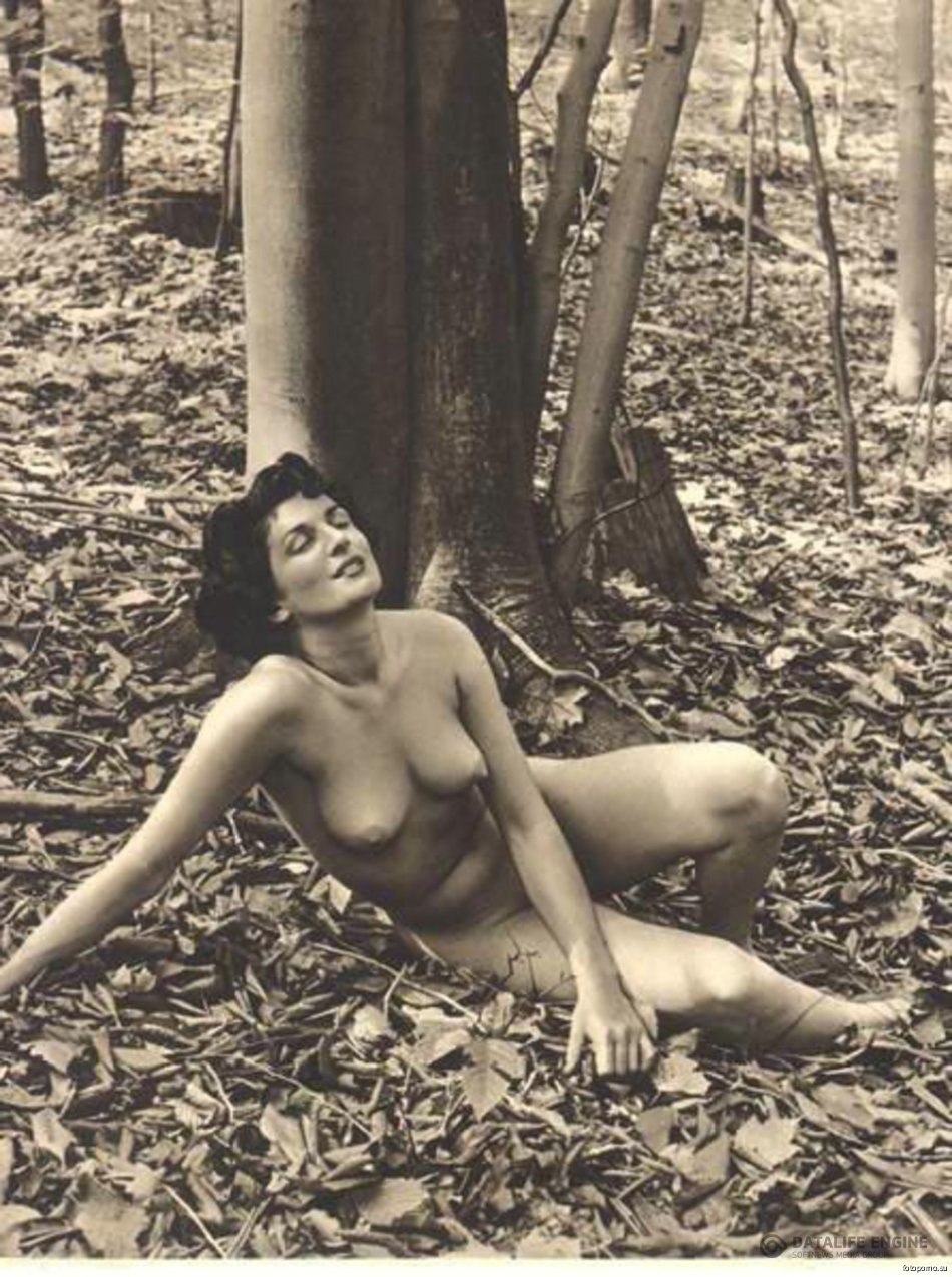 Retro naked girls in nature