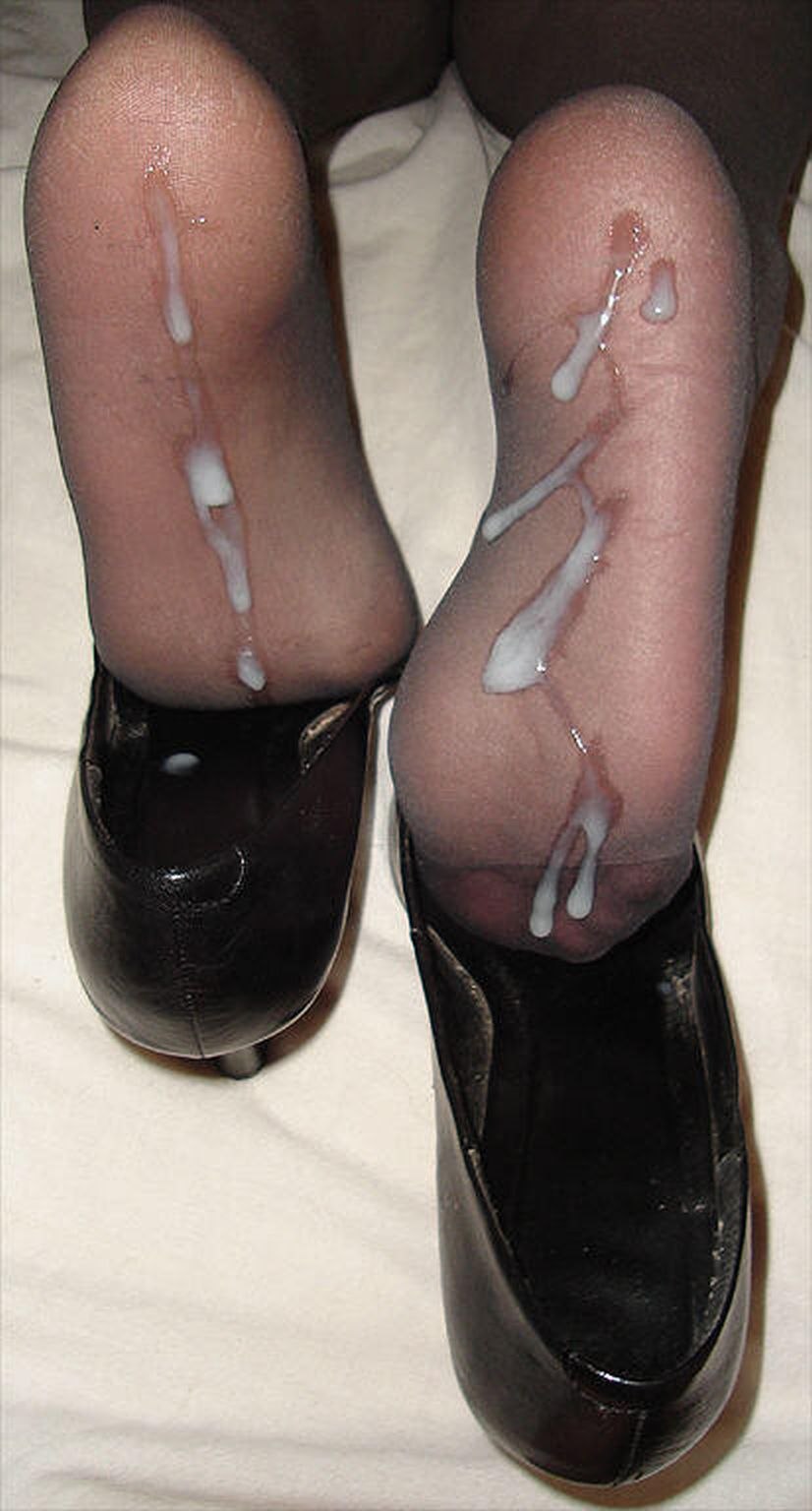 Cum on the feet in shoes
