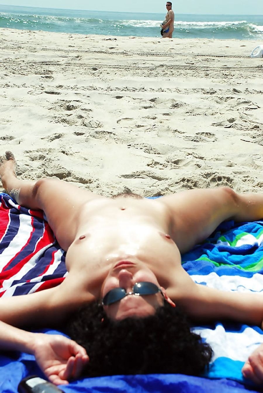 Women's exhibitionism on the beach