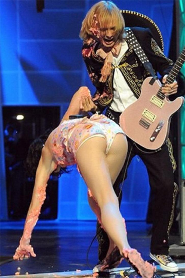 Falls of stars on stage