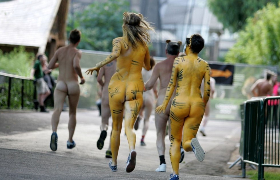 Mass race of naked women