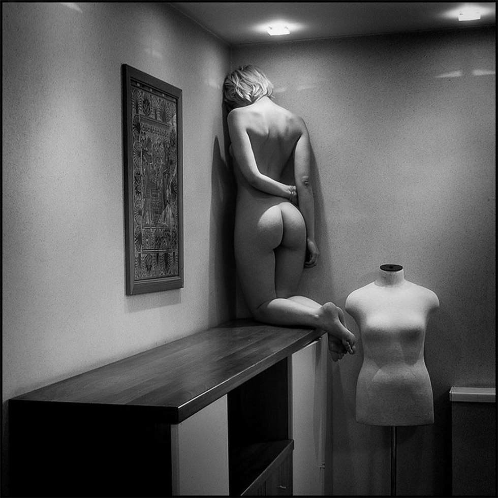 Photo shoot of the girl nude in the corner