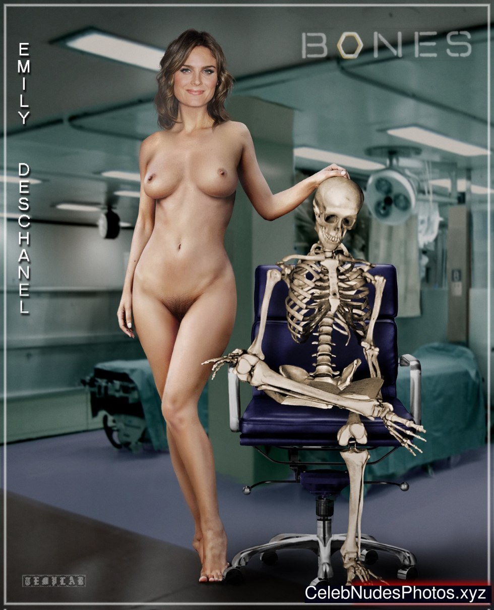 Bones actress Emily Deschanel Naked