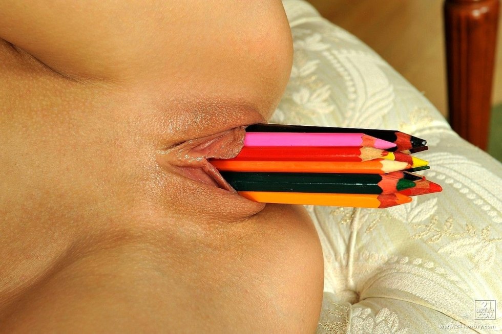 Put a pencil in her pussy