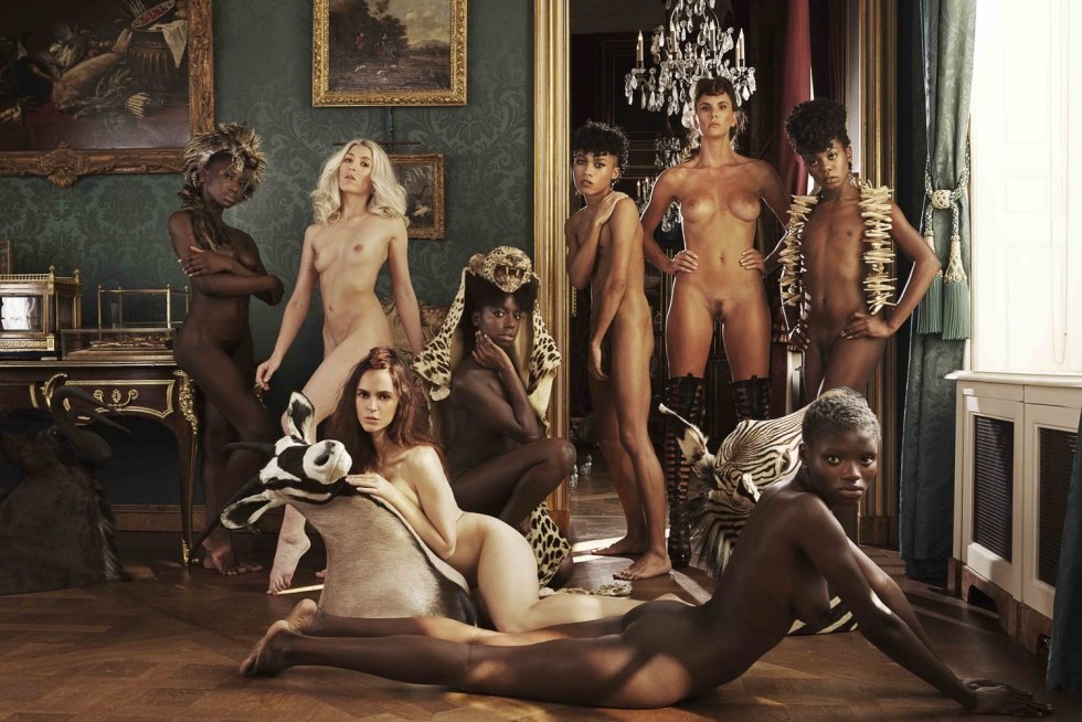 Naked women in the harem retro