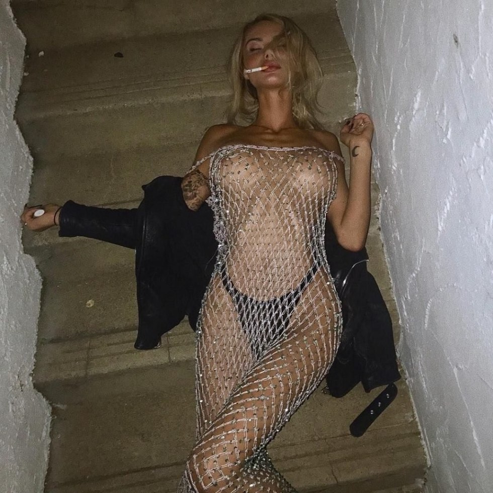 Dress grid without panties